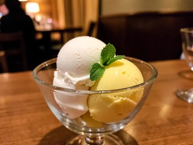 Kugel Vanilleeis oder Zitronensorbet