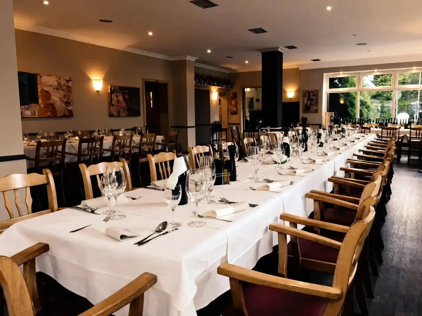 Originalfoto: Gastraum des Ristorante Alsterschleuse bei Kerzenlicht – gedekte Tische, Steinofen und Weinregale